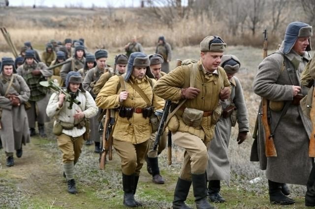 Волгоградская молодежь и реконструкторы провели экскурсию, посвященную истории Великой Отечественной войны