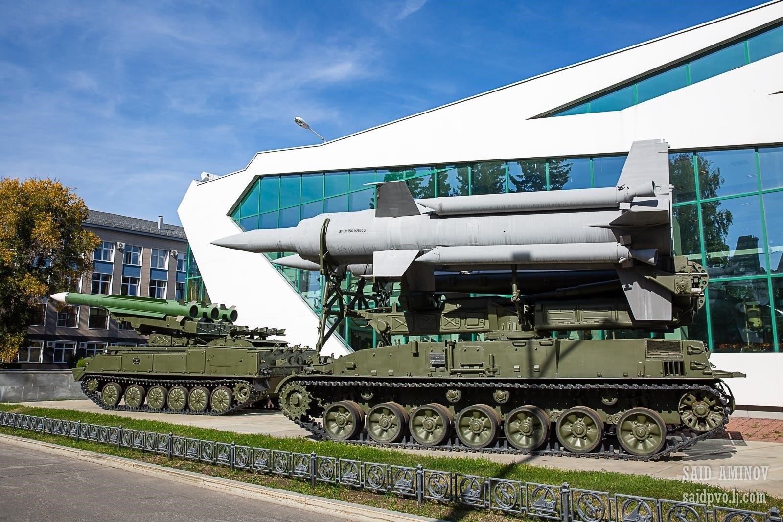 Бронирование экскурсии в Военно-техническом музее под Екатеринбургом - процесс несложный. Туристы могут выбрать один из различных видов экскурсий, включая пешеходные и посвященные конкретным темам, таким как военная техника или архитектура.