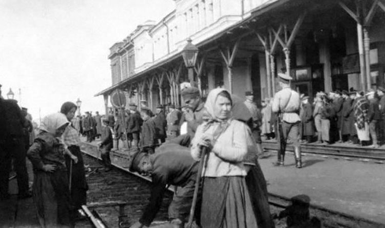 К началу XX века российские женщины доказали, что их вклад в военное и гражданское дело незаменим. В условиях Первой мировой войны число женщин в этих подразделениях значительно возросло. Они работали в составе медицинского корпуса, оказывая жизненно важную помощь в госпиталях, временных медицинских центрах и полевых частях. Их работа служила примером воплощения сострадания и самоотверженности в кризисные времена. Женщины сыграли важнейшую роль как в военной, так и в гражданской медицине, заняв почетное место в истории российского здравоохранения.