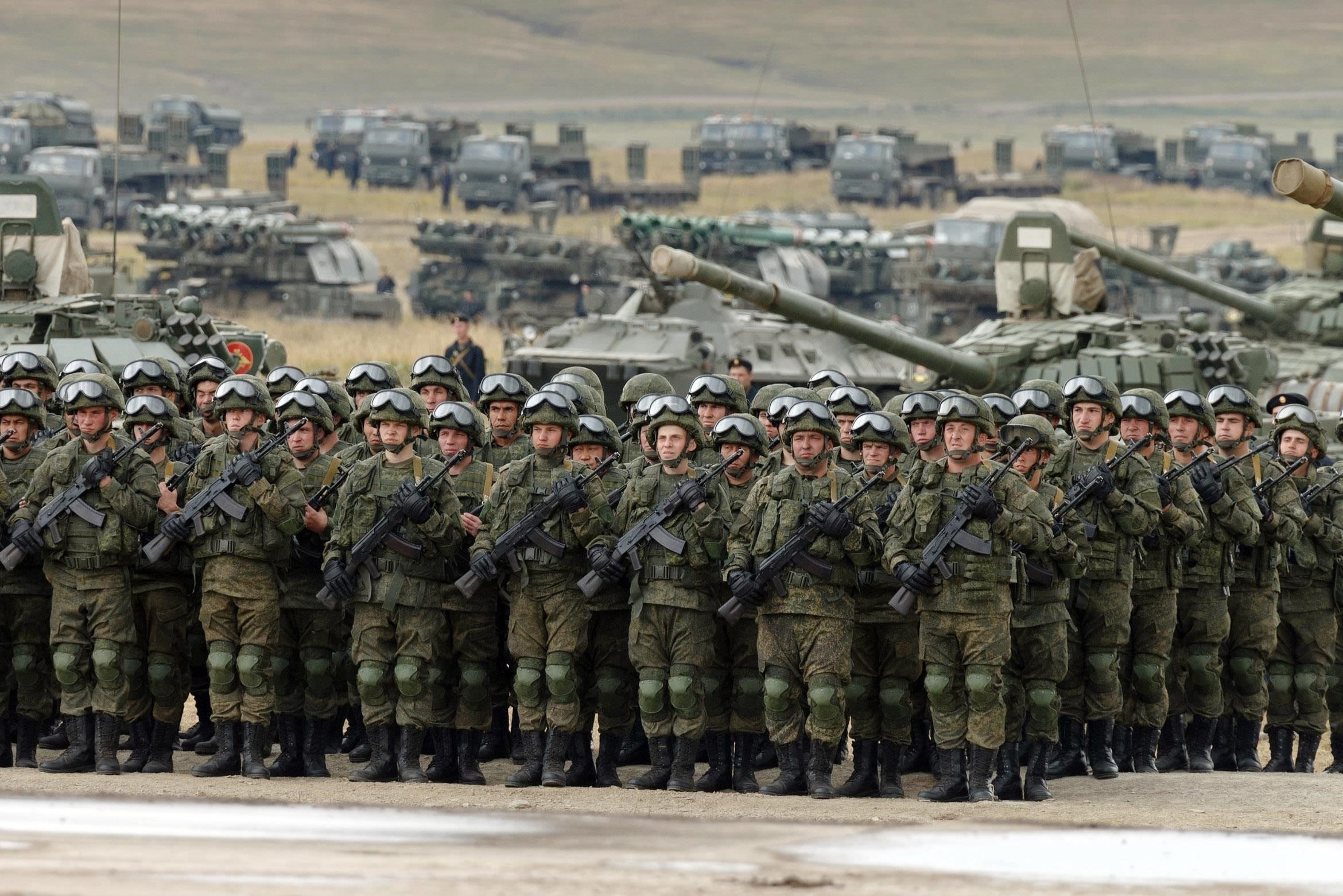 Хотя костяк обороны составляли военные, именно скоординированные усилия гражданских лиц обеспечили надлежащее оснащение и поддержку войск на критически важных ранних этапах кампании. Их роль была жизненно важна не только в обеспечении непосредственной обороны крепости, но и в более широком контексте сопротивления наступающим войскам. Именно это единство военных и гражданских лиц сделало возможной оборону в столь критический момент.