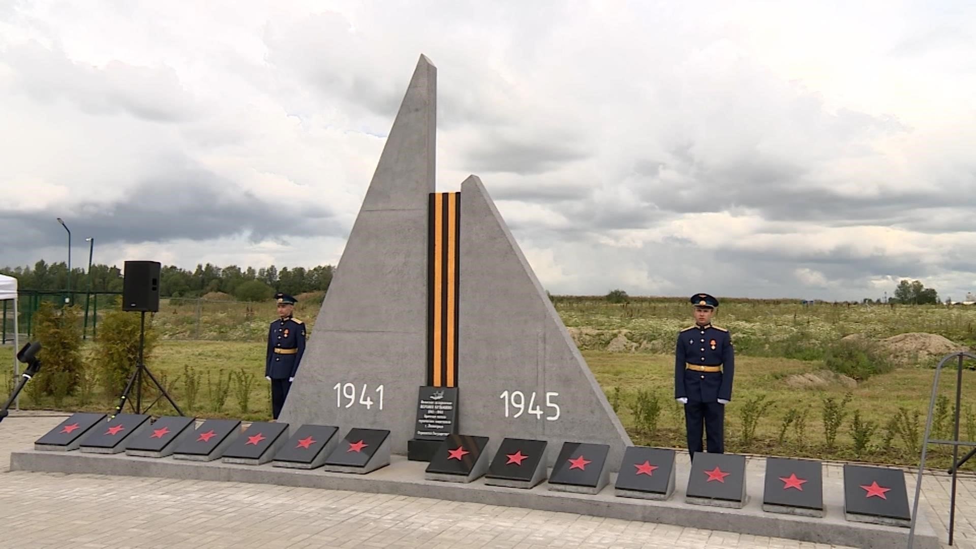 Мемориалы, посвященные погибшим военнослужащим, инвалидам, ветеранам и другим участникам военной службы, имеют право на поддержку в рамках различных программ. К ним относятся памятники в честь погибших солдат, ветеранов войны и тех, кто служил в боевых действиях. Власти предоставляют компенсацию за создание и установку таких памятников на определенных условиях. Под эту помощь подпадают только мемориалы, в которых отмечаются заслуги военнослужащих и ветеранов, в том числе тех, кто стал инвалидом или погиб во время службы.