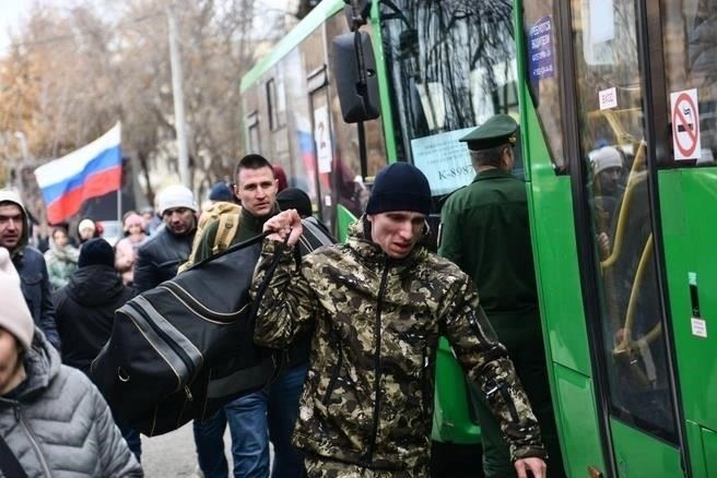 Министерство обороны заявило, что эти изменения будут периодически пересматриваться, чтобы обеспечить их соответствие меняющимся потребностям вооруженных сил. Всем военнослужащим следует внимательно следить за обновлениями и новыми процедурами, связанными с компенсацией, поскольку со временем они могут измениться. Это часть постоянных усилий по улучшению поддержки тех, кто служит и защищает страну по контракту.