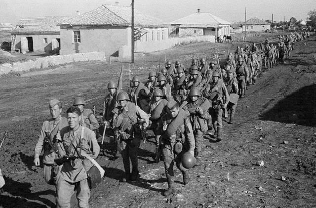Многие бывшие военнослужащие считают, что иерархическая природа армии, характеризующаяся строгой дисциплиной и жесткой субординацией, делает их неподготовленными к работе в гражданской среде. Например, тем, кто привык к высокой степени контроля, может быть трудно справиться с самостоятельностью, которая требуется на гражданской работе. Однако такая структура также дает навыки, которые могут оказаться полезными в некоторых областях, например, лидерство, решение проблем и принятие решений, которые по-прежнему высоко ценятся в гражданском секторе.