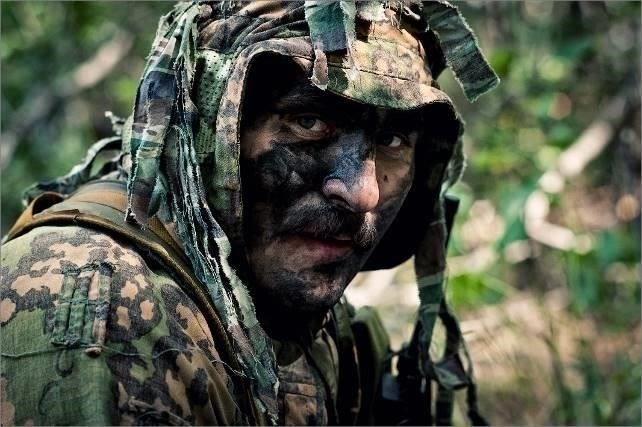 Один из главных пунктов подготовки к ближнему бою - научиться использовать окружающую среду в своих интересах. Солдаты обучены сражаться на земле, используя рельеф - будь то тротуар, грязь или любая другая поверхность - для контроля над противником. Эффективное использование собственного веса и импульса тела имеет решающее значение для перелома хода боя в пользу обороняющегося.
