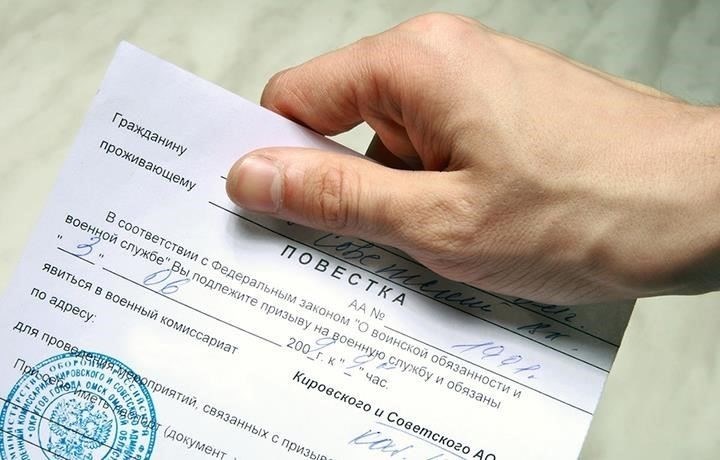 Официальная дата начала службы призывников определяется по дате постановки на учет в военном комиссариате. Ниже поясняется, как определяется дата начала службы: