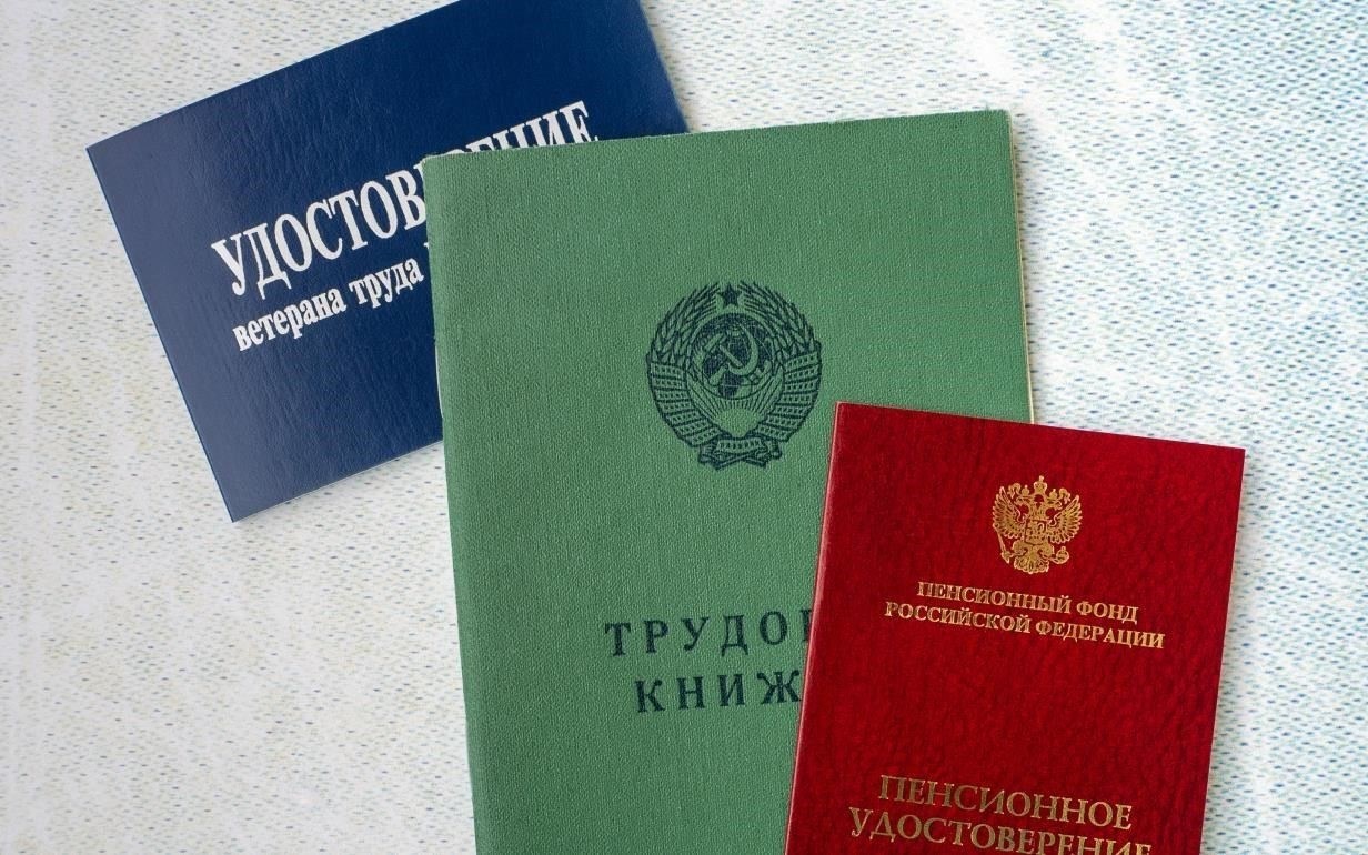 Отпускные права ветеранов труда в 2025 году: Ключевые фактыВ 2025 году права на отпуск для ветеранов труда прописаны в конкретных правилах и рекомендациях. Эти люди имеют право на определенное количество оплачиваемых дней отпуска в зависимости от их трудового стажа и пенсионного статуса. Приведенные ниже факты проясняют ситуацию: