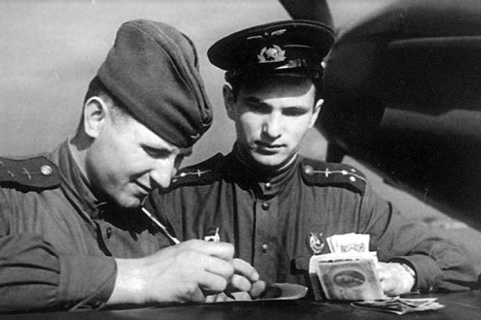 Как советские солдаты тратили заработанные деньги