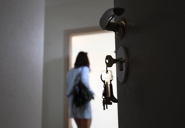 Стоит ли покупать недвижимость по консульской доверенности, если владелец зарегистрирован?