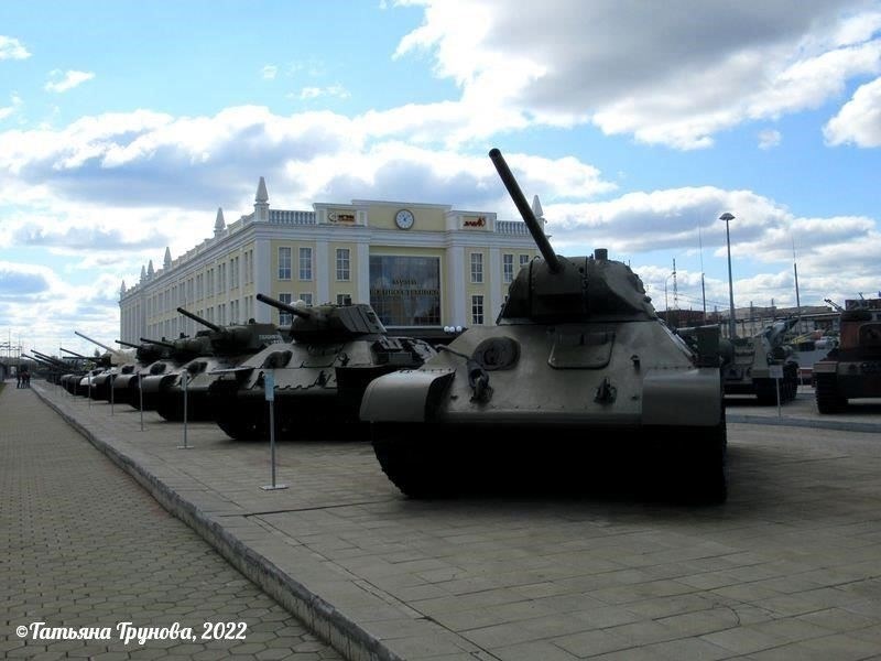 Посещение музея в Верхней Пышме - это уникальная возможность познакомиться с увлекательным миром военной техники в спокойной, неторопливой обстановке. Расположенный недалеко от Екатеринбурга, этот объект легко доступен и предлагает подробный обзор достижений российской инженерной мысли в области обороны.