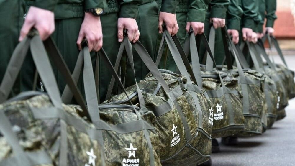 После первичной обработки новобранцы направляются на следующий этап, где они проходят собеседования с командирами. Эти беседы дают возможность кандидатам узнать о специфике контрактной службы. Новобранцев, решивших служить по контракту, информируют о преимуществах и требованиях, включая компенсационные пакеты и условия службы.