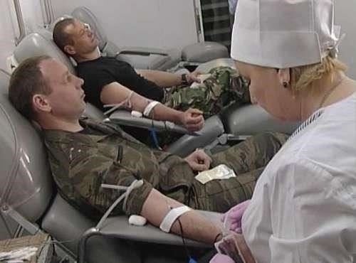 Постоянное обучение и этическая подготовка военных медсестер крайне важны. Будущие новобранцы должны получить не только медицинское образование, но и обширную этическую подготовку, которая поможет им принимать разумные решения, сталкиваясь с моральными дилеммами в полевых условиях. Этические рекомендации должны стать основным компонентом учебных программ по военному здравоохранению, гарантируя, что те, кто поступает в эту сферу, обладают знаниями, необходимыми для решения сложных ситуаций, с которыми они неизбежно столкнутся во время службы.