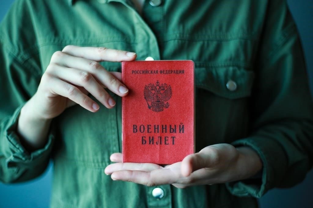 Предоставление подтверждения военной службы - важный шаг в процессе приема на работу. Работодатель может потребовать такое удостоверение, чтобы подтвердить конкретные права, обязанности или квалификацию, имеющие отношение к работе. Во многих случаях действительный военный билет или послужной список необходимы для завершения процесса проверки при приеме на работу.