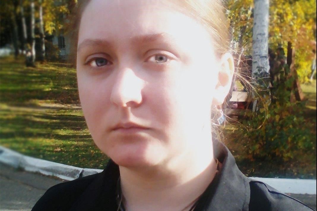При съемке обязательно стойте так, чтобы голова была обращена вперед. На снимке должно быть четко видно ваше лицо, без наклона или какого-либо угла. Выражение лица должно быть нейтральным, оба глаза должны быть открыты и видны.