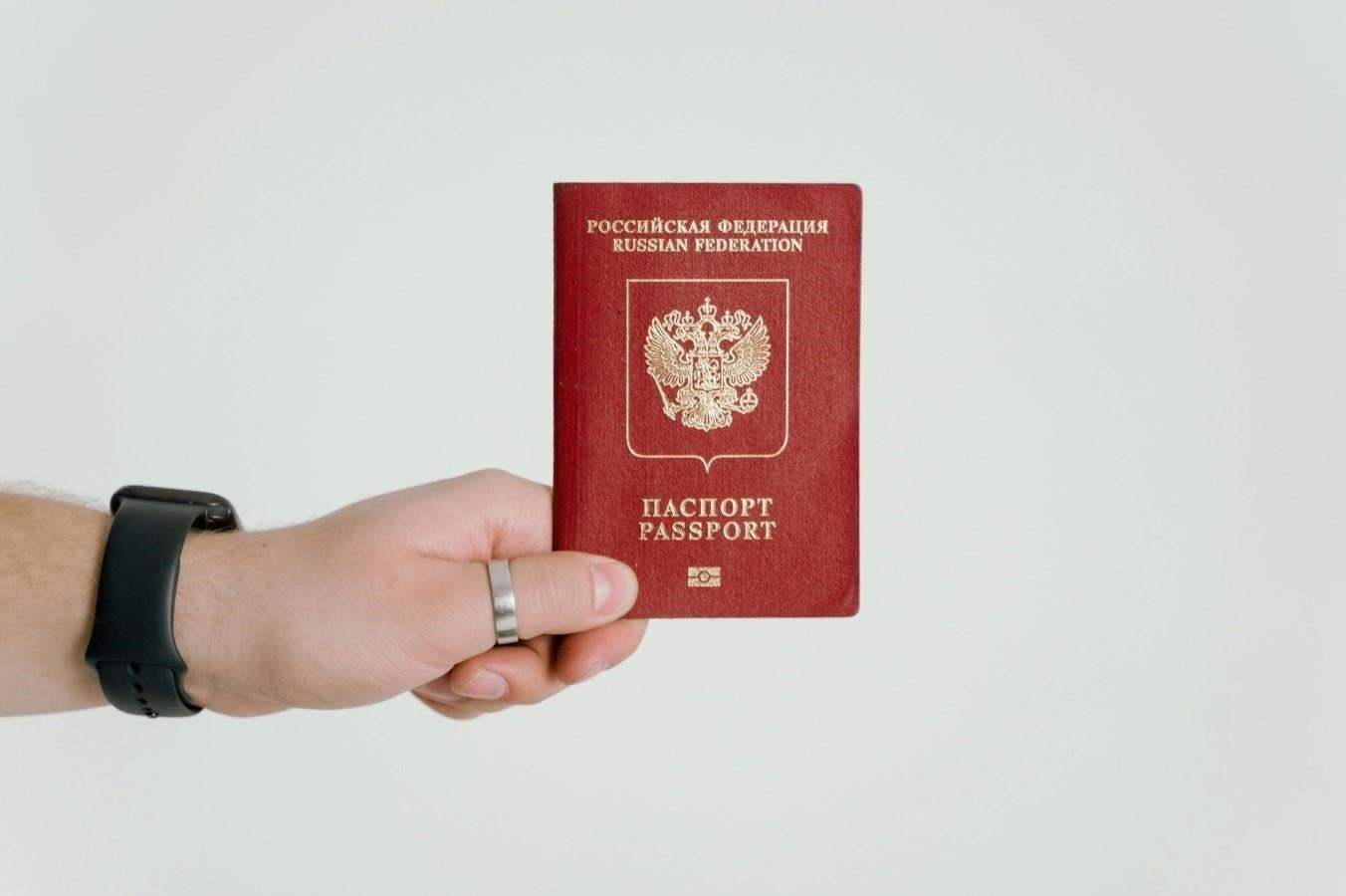При утере или порче паспорта возможны финансовые санкции, в том числе штрафы. Суровость штрафа зависит от конкретной ситуации. В некоторых случаях поврежденный паспорт может потребовать дополнительных документов для подтверждения его состояния перед выдачей нового. Важно избегать любых задержек в этом процессе, чтобы свести к минимуму возможность дальнейших осложнений.