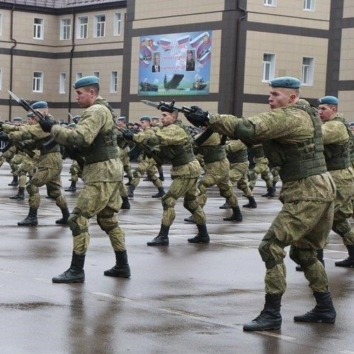 Проблемы, с которыми сталкиваются нижегородские призывники во время службы в армииВремя службы в вооруженных силах сопряжено с многочисленными трудностями для молодых людей из региона. Значительная часть из них, особенно из района Большое Мурашкино, отмечают, что им трудно привыкнуть к строгому распорядку и армейским командам. Многие рассказывают, что отсутствие личной свободы и высокий уровень дисциплины могут быть подавляющими. В то время как одни видят в этом способ воспитания характера, другим трудно смириться с жесткой структурой военной среды.