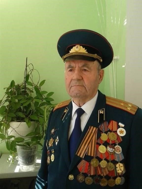 Решение об официальном праздновании этой даты было принято после многолетней работы ветеранских организаций. В 2006 году российские власти официально утвердили этот праздник, чтобы выразить благодарность ветеранам, участвовавшим в вооруженных конфликтах, и подчеркнуть долг нации перед теми, кто служил. Эта акция была закреплена возведением памятника на Поклонной горе, символизирующего уважение и память о вкладе ветеранов в безопасность страны.