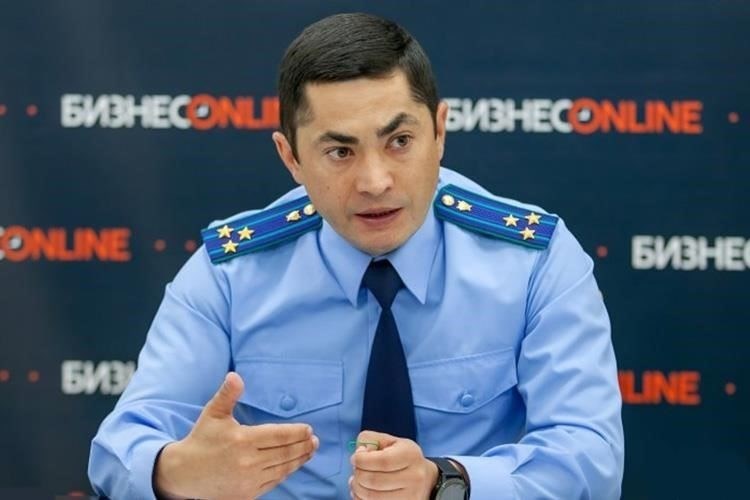 Руководство и надзорНа региональном уровне руководство прокуратуры играет важнейшую роль в выполнении указаний Генеральной прокуратуры. Региональные руководители контролируют работу своих групп, следя за тем, чтобы их деятельность соответствовала более широким целям, поставленным центральным органом. Эти руководители также выступают в качестве ключевых фигур в координации усилий по борьбе с нарушениями, совершаемыми как отдельными лицами, так и организациями.