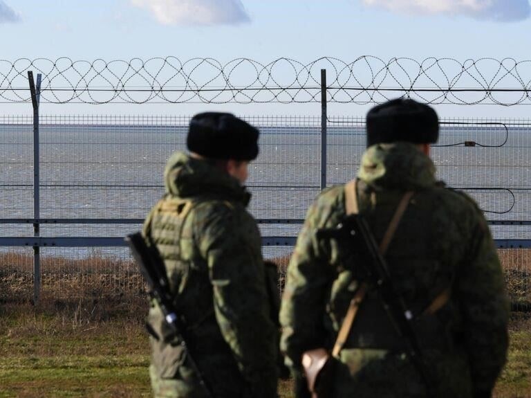 Служащие пограничной службы пользуются рядом привилегий. Помимо стандартных военных льгот, военнослужащие могут получать дополнительные надбавки за опасную службу. Если вы служили в ФСБ в 2002-2005 годах, на вас могут распространяться особые пенсионные и медицинские льготы, включая скидки на услуги и дополнительные льготы для контрактников.