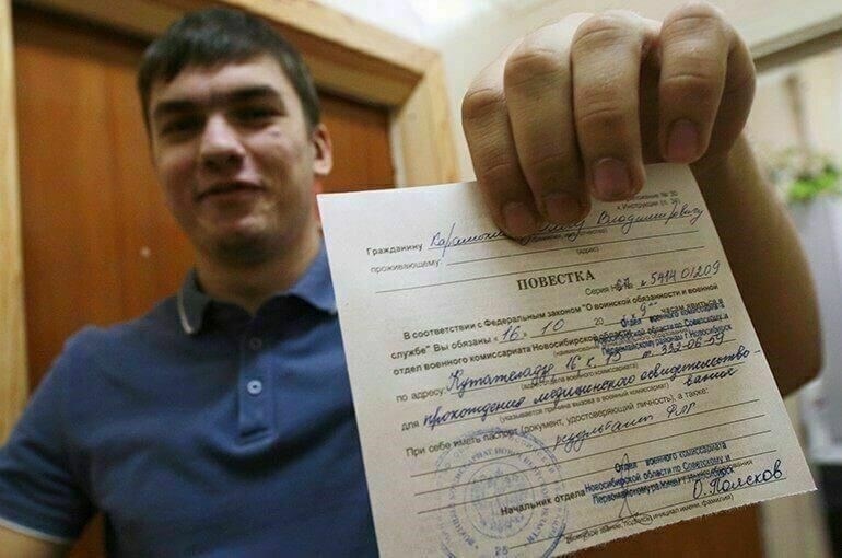 Сначала вам необходимо посетить военкомат, где вы получите подробную информацию об условиях контракта, включая его продолжительность и льготы. Рекрутер проведет вас через весь процесс. После получения согласия вы пройдете медицинское обследование, чтобы убедиться, что вы пригодны к службе. После получения допуска вам будет предложено подписать контракт.