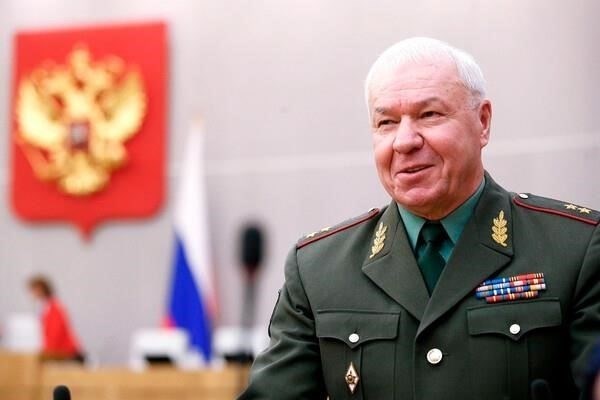 Соболев, являющийся ключевой фигурой в оборонной политике, сообщил, что новое законодательство обяжет всех мужчин проходить службу в течение 18 месяцев, добавив к нынешнему сроку еще полгода. По словам депутата, это изменение призвано повысить боеготовность и эффективность призывников, предоставив им больше времени для всесторонней подготовки. Переход на более длительный срок может повлиять на возрастную категорию призывников, что, возможно, заставит больше молодых людей отложить начало гражданской карьеры.