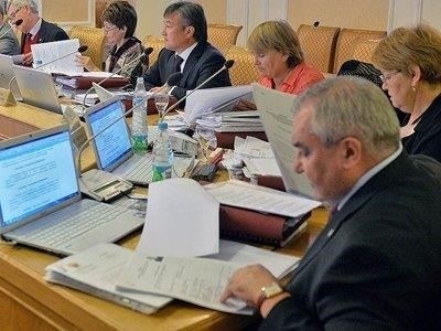 Судебная карьераСудебная карьера обычно начинается с получения диплома юриста и продвигается через юридическую практику в различных областях, таких как гражданское, уголовное или административное право. Набравшись опыта, начинающие судьи должны сдать строгие экзамены и получить необходимую квалификацию, часто через официальный процесс подачи заявления. Документы, необходимые для занятия судейских должностей, включают в себя подтверждение юридического опыта, рекомендации и большой послужной список в юридической практике. Судьи рассматривают дела в залах суда, толкуя и применяя закон на основе представленных фактов.