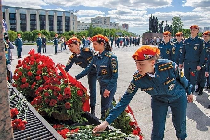 Такие мероприятия не только дают ветеранам возможность пережить гордость за свою службу, но и позволяют общественности выразить благодарность. Они подчеркивают важность этого особого дня как момента коллективного признания. Это время, когда бывшие военнослужащие чувствуют признательность за их пожизненную преданность нации и отмечают их значительную роль в формировании настоящего.