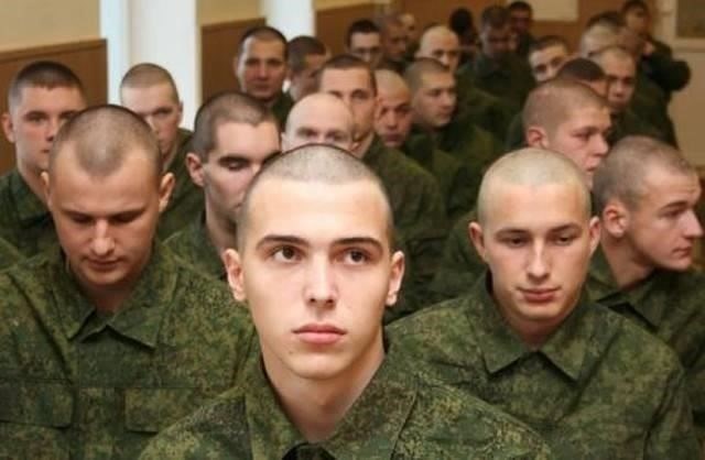 Условия проживания могут различаться в зависимости от места службы. В большинстве случаев новобранцы проживают в казармах, которые призваны способствовать формированию чувства единства и командной работы. У каждого новобранца будет своя зона, и ожидается, что он будет делить пространство с товарищами по службе. Во время перерывов будет время пообщаться и пообщаться с другими, что часто считается важной частью опыта. В учебном заведении предоставляется все необходимое - кровати, питание и тренировочное оборудование, хотя новобранцы должны быть готовы к минималистичному образу жизни, особенно на первых этапах.