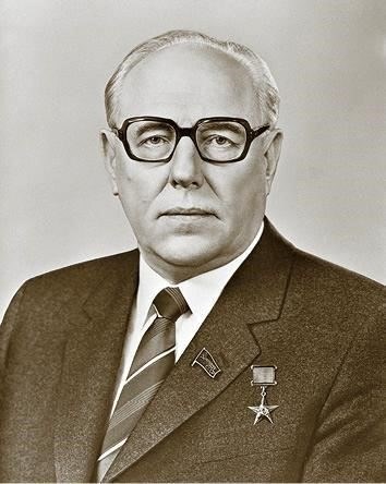 В конце 1980-х годов в российской политике произошел переломный момент: была основана новая политическая организация, которая должна была бросить вызов статус-кво. Движимый желанием изменить систему, человек, стоявший за этим движением и известный своей жесткой риторикой и неортодоксальными методами, предпринял решающие шаги в создании партии, которая впоследствии стала символом популизма в России.