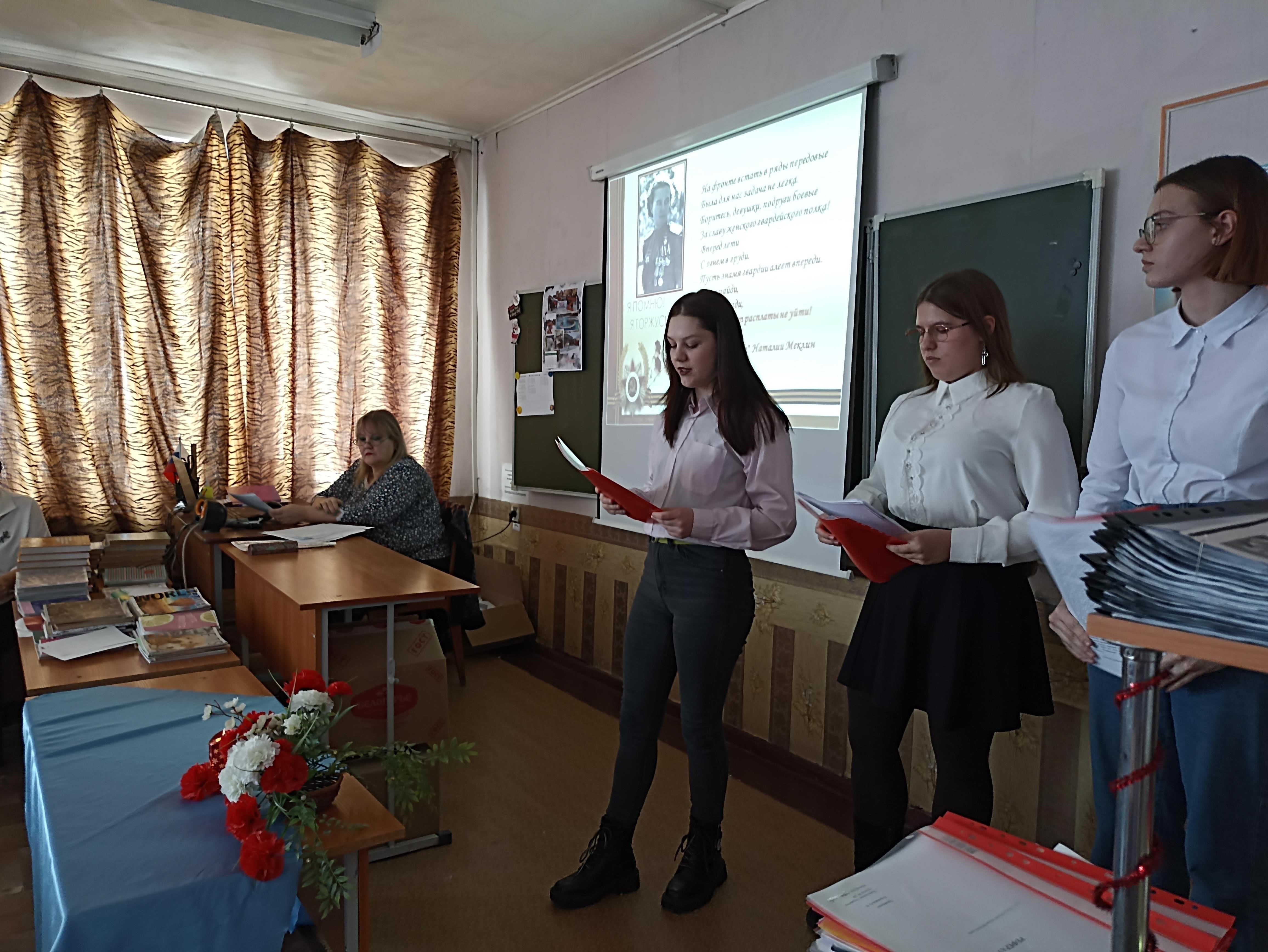 В настоящее время женщины работают в оборонном секторе на самых разных должностях, например, в стоматологии, что требует специального образования и профессиональных навыков. Этот вклад имеет решающее значение для поддержания здоровья военнослужащих, особенно в условиях развертывания. Кроме того, неоценимым оказалось их участие в образовательных функциях, таких как обучение новобранцев или преподавание в технических областях. Это событие отражает сдвиг в сторону большей инклюзивности, подчеркивая способность женщин добиваться успехов во всех сферах военной службы.