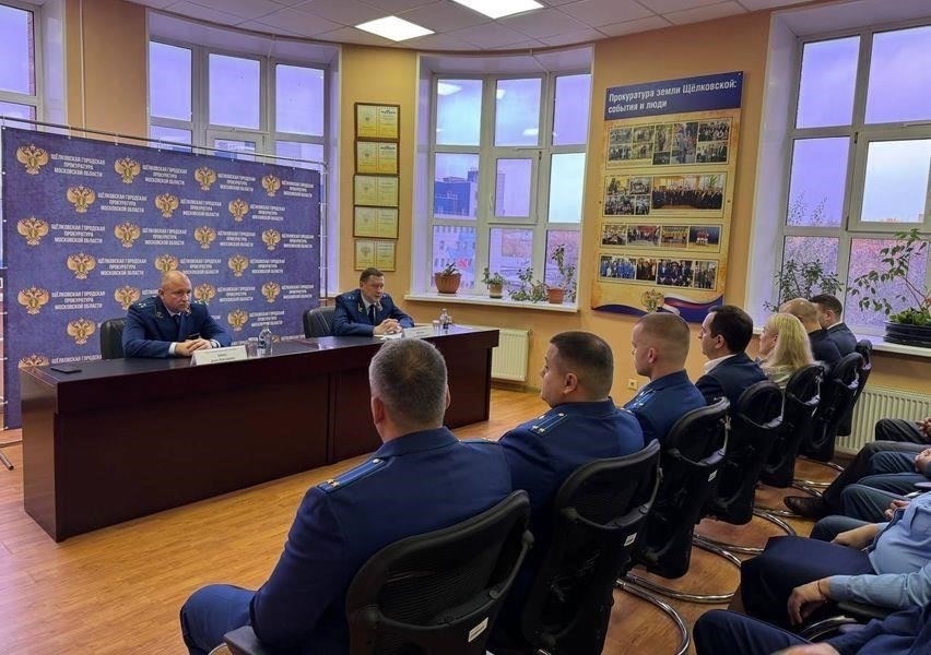 В одном из самых сложных дел, которое вела прокуратура и которое касалось незаконного оборота товаров через транспортные сети, следователи использовали целый ряд инструментов, включая финансовые проверки и цифровую криминалистику. Владимиров рассказал, как сотрудники прокуратуры совместно с другими правоохранительными органами отслеживали финансовые нарушения, используя данные транспортных компаний для выявления расхождений в декларируемых и фактических доходах.