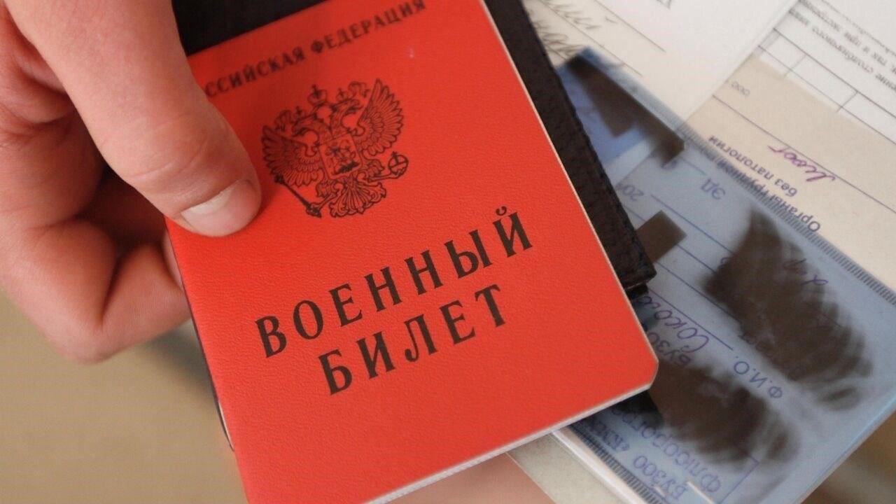 Военный билет - это важный официальный документ для граждан Российской Федерации. Он подтверждает статус воинского учета, указывает на пригодность к призыву и идентифицирует человека как военнообязанного в РФ. Документ необходим для различных административных целей, включая доступ к государственным льготам, зачисление в военный резерв и участие в некоторых государственных и юридических процессах.